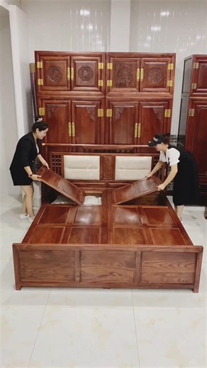 This New Chinese-Style King Bed Is Pure Luxury 😍 #AntiqueFurniture #ElmBed #KingSizeBed