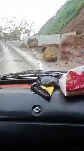 128K views · 433 reactions | Sekali lagi kami ingatkan, agar berhati² bagi yang ingin melewati jalur piket nol. Km 55 Lumajang - Malang maupun sebaliknya. Dikarenakan ada longsoran batu. Tks Sabtu, 22 Feb 2025, pukul 6.30 WIB | Seputar Malang Raya | Facebook