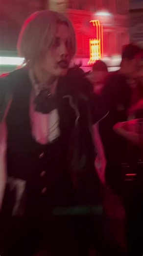 2024.09.29 💙🌹に鎮静化される💚🦇 こちらの動画、動きが大きくモザイク処理が難しい為モザイク処理しておりません。 映り込み等で問題あれば削除いたしますのでコメント、メッセージお願いいたします。 #ホラナイ #ホラナイ2024 #usjハロウィン #usjファン #ホラーナイト #ホラーナイト2024 #デカダントナイトメアーズ