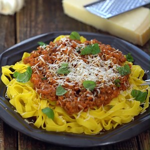 Classic Bolognese Sauce is a delicious Italian slowly cooked meat and tomato sauce that is very flavorful, very rich. #classicbolognesesauce | Home Cooking Adventure