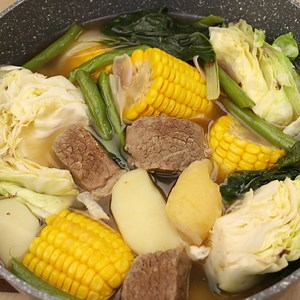 In this video, we will share the ultimate Nilagang Baka recipe na pwedeng lutuin sa bahay - Nilagang Baka. Gusto mo ba matuto and magluto ng malasa at masarap na masabaw na Nilagang Baka? Ito na ang perfect recipe guide para maging mas masarap ang pagkakaluto ng ulam na ito. Ingredients: 567 grams Beef 1 Piece Onion 2 Tablespoon Fish Sauce 114 grams Pechay 2 Pieces Potato 81 grams Baguio Beans 320 grams Cabbage 1 Piece Sweet Corn 5 Pieces Saba 1/2 Tablespoon Peppercorn Salt 1 Piece Beef Cubes Ma