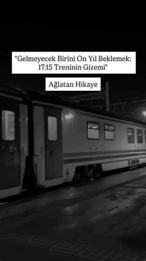 Kübra Kılıç on Instagram: "17:15 Treni: Mucizelerin Gecikmiş Durağı Kasaba istasyonunda on yıl boyunca her akşam aynı sahne yaşandı: Elinde tek bir papatyayla raylara bakan Hasan Amca ve hiç gelmeyen o yolcu. Herkes onun on yıl önceki kazada eşini kaybettiğini bilirdi ama o, her tren yanaştığında ceketini ilikler, sanki Leyla kapıdan çıkacakmış gibi heyecanla beklerdi. Bir gün genç bir memur sordu: “Hasan Amca, neden hala buradasın?” Hasan Amca, nemli gözlerini ufuktan ayırmadan fısıldadı: “Eşim