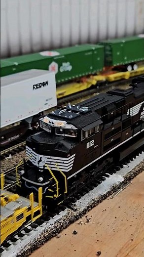 Walthers 948-83061 Code 83 DCC-Friendly Left Hand Curved Turnout - 20 and 24" Radii HO Scale