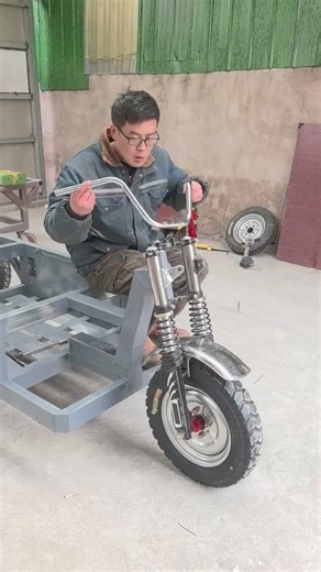 Front fork shock absorber, electrical components equipped on the head lamp bracket