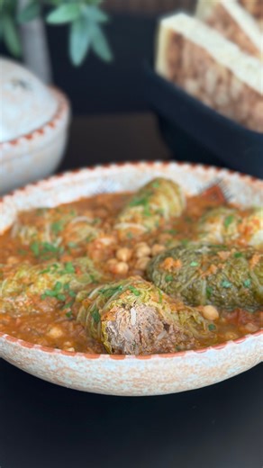 Fadila’s Cooking 〰️ Conseillère Thermomix on Instagram: "DOLMA KROMBIT 🇩🇿 CHOU FARCI Aujourd’hui je vous partage une recette traditionnelle algérienne que j’apprécie énormément 😍 Des feuilles de chou farcies à la viande hachée, dans laquelle on ajoute un peu de riz, le tout dans une sauce, avec des pois chiches, le genre de petits plats qu’on ne se lasse pas de manger avec un bon pain maison Il vous faut : ▪️2 oignons ▪️du persil ▪️un filet d’huile d’olive ▪️épices : 1 càc de sel, 1/2 càc de 