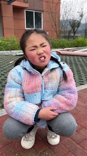 الشقيقة أوقفت أختها التي كانت ترمي القمامة!