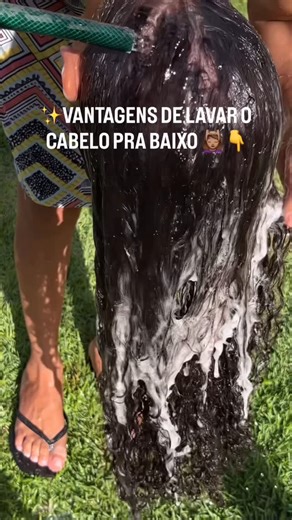 Giovana | Dicas para Cacheadas on Instagram: "✨VANTAGENS DE LAVAR O CABELO PRA BAIXO 💆🏽‍♀️👇 1️⃣ Estimula a circulação no couro cabeludo, ajudando no crescimento saudável dos fios. 2️⃣ Dá mais volume natural na raiz. 3️⃣ Facilita a aplicação e a limpeza com o shampoo. 4️⃣ Remove melhor os resíduos da parte de trás da cabeça. 5️⃣ Deixa o cabelo mais soltinho e leve depois da lavagem. 💧Dica extra: aproveita pra massagear o couro cabeludo — isso ativa o crescimento e deixa o cabelo ainda mais fo
