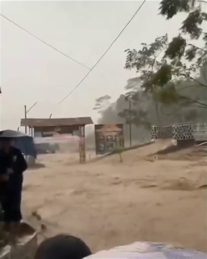 Massive floods caused by a river overflow in Sukamakmur, Bogor Regency, in West Java, Indonesia 🇮🇩 (04.05.2026)