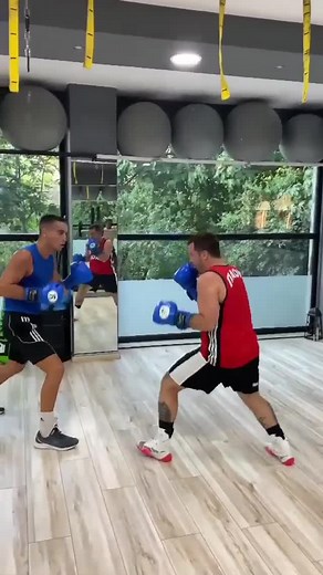 Comment the benefits of your stance below!!👇#southpaw #orthodoxboxing #boxingsparring🔥🌪tb #boxingfans