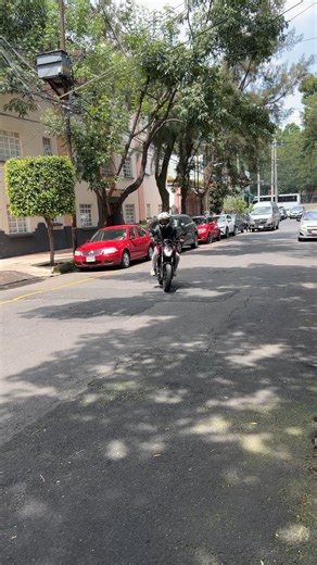 😰 ¿Te da miedo manejar en el tráfico pesado? Tranquilo, no estás solo 💪 Te dejamos unos tips para no morir en el intento y mejorar tu confianza al volante. 🏍️ Síguenos para más consejos moteros y si quieres empezar tu ruta sobre dos ruedas, 📲 Escríbenos al 51 951 371 521 y vive la experiencia de la 250NK. _____________ #250nk #cfliteperú #naked | CFLITEPerú