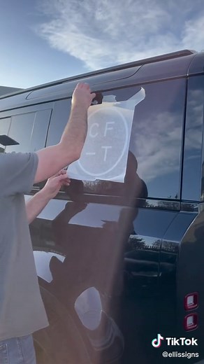 Applying vinyl graphics to a car 👏 #signage #vehiclegraphic #carvinylsdecals #fyp #viral