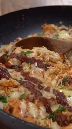 Comment the word LOSE & I’ll send over my free weight loss guide Ingredients ⤵️ 1tbsp BBQ Seasoning 150g Bacon 500g Chicken Breast (Diced) 120g Cheddar Cheese Parsley 2tbsp Sugar Free BBQ Sauce 1tbsp Tomato Puree 1 Onion 2 Garlic Cloves 1tbsp Smoked paprika 250g Basmati Rice (Uncooked) 600ml Chicken Stock Macros ⤵️ Under 600 Calories Shoutout to the original creator @alexfosh7 | Ash Leach