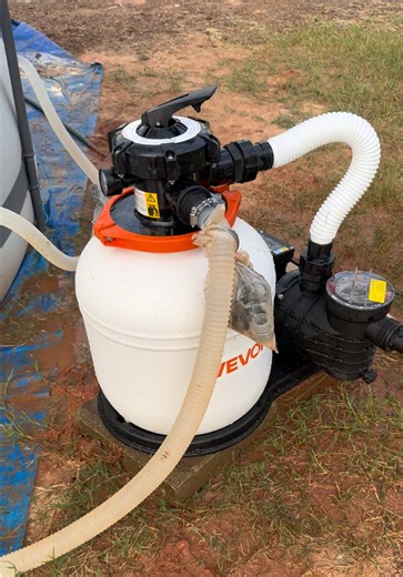 No sabía que existían los filtros para alberca con bolitas filtrantes hasta que vi este. 💦 Me gusta porque viene listo para usar, incluye temporizador y las bolitas ayudan a mantener el agua limpia sin tener que estar pendiente todo el tiempo. Perfecto para quienes tienen alberca elevada y quieren simplificar el mantenimiento. ☀️🏊‍♀️ De esas cosas que hacen mucho más fácil disfrutar la alberca durante todo el verano. 🙌 ✨ pool filter pump ✨ filter balls pool system ✨ above ground pool filter ✨
