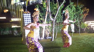Experience an authentic Indonesian dinner with a Legong dance performance! 💃 Every Sunday evening at Manisan Bali Alaya Resort Ubud, you can enjoy a superb buffet 'East-meets-West' dinner, taking you on an exotic culinary journey with its array of tasty dishes! Table settings are arranged to face the charming Manisan Garden where elaborately costumed dancers gracefully move to the harmonious sounds of traditional Gamelan music. Legong is a classic Balinese court dance that re-enacts the kidnapp