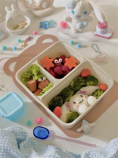 Jaya Grocer on Instagram: "Cinnamoroll Rice Bento Box 🧺🩵— A simple homemade bento for little ones. Cute, balanced, and fun to eat. Perfect for school, lunch or a special treat at home ✨ 𝐈𝐧𝐠𝐫𝐞𝐝𝐢𝐞𝐧𝐭𝐬 🍚 Cooked white rice (warm, easy to shape) 🍙 Nori sheets 🦀 Crab sticks, boiled (for blusher) 🥦 Broccoli, blanched 🥬 Lettuce leaves 🥕 Carrot, blanched (for star shape) 🧀 Cheese sausage, boiled 🍓 Fresh raspberries (or any fruits you like) 𝐒𝐭𝐞𝐩𝐬 1. Scoop warm rice and gently shap
