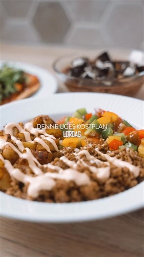 ONLINE COACH | Vægttab | Muskelopbygning | Pro Natty Bodybuilder on Instagram: "“Hvad spiser man på et forløb hos mig?” 🤔👨🏽‍🍳😋 Det her er ikke fitness-mad. Det er mad til dig, der har fart på karrieren, nul tid til bullshit og ønsker at spise lækker samt effektiv mad. Mad, der fungerer på korte morgener. Mad, der kan spises mellem møder. Mad, der passer ind i et liv med ansvar, ambitioner og højt tempo. Mad der snildt kan laves til flere dage af gangen. Det her er kun et udpluk af en helt a