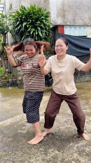😂 Hilarious Collision Between Two Sisters – The Ending Is Unexpected!#shorts