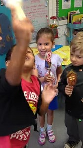 Retelling with puppets - "The Three Little Pigs" Video 1