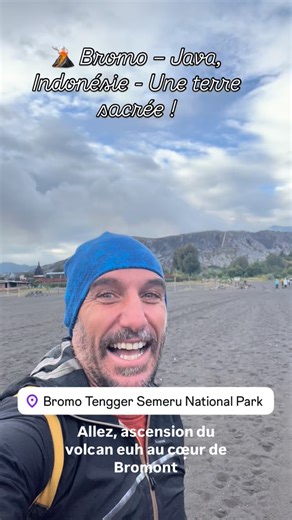 🌋 Bromo – Java, Indonésie Ici, je ne marche pas sur un simple volcan. Je marche sur une terre sacrée. Le Bromo est né d’un ancien super-volcan. Autour de lui s’étend la Mer de sable du Tengger, un désert volcanique irréel, vestige d’un effondrement colossal. Au milieu de cette immensité surgissent plusieurs géants : Bromo, Batok… et au loin, le Semeru, le plus haut volcan de Java, toujours en activité. Mais ce lieu n’est pas vide. Il est habité. Les Tenggerais, peuple des hauts plateaux, vivent