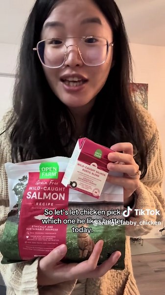 😊 chicken got to choose between sashimi and @Open Farm Pet and guess which one he picked? You can use code CHICKEN25 to get 25% off, link is in my bio #foryoupage #fyp #cat #catsoftiktok