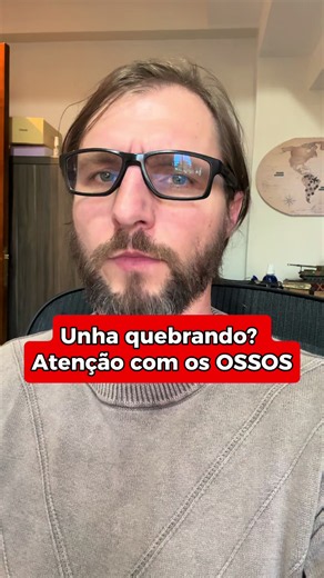 Unhas que esfarelam, quebram com facilidade, descamam ou ficam muito frágeis podem ser um sinal externo de que o organismo não está recebendo, absorvendo ou utilizando bem alguns nutrientes importantes para tecidos de sustentação. Embora unha não seja osso, ela depende de boa formação proteica, minerais, vitaminas e metabolismo adequado; por isso, alterações persistentes nas unhas podem aparecer junto com deficiência de vitamina D, cálcio, ferro, zinco, vitaminas do complexo B, baixa ingestão de