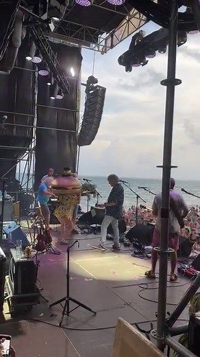 🍔 reunited with Mayor McCheese thanks to the lovely Lindsay Lou 🙏🏼 Strings & Sol | Leftover Salmon