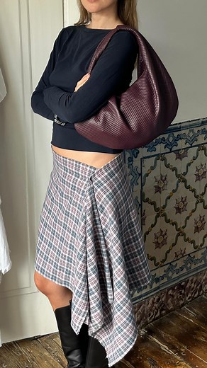 Sewing projects for fall are normally not my favorite but this skirt looks so elevated and it’s done in under 30mins. Would you have guess that? 👀 Dropping the sewing tutorial as soon as possible! #sewing #sewistsofinstagram #sewingproject | Voilafiona