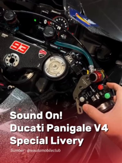 Anda berdiri di dalam garasi, memandangi siluet tajam Ducati Panigale V4 yang dibalut livery khusus perayaan 100 tahun pabrikan Borgo Panigale. Detail grafis emas yang melambangkan satu abad sejarah kejayaan berpadu sempurna dengan warna merah khas Ducati, memancarkan aura mahakarya yang sangat langka. Anda meraih kunci, memutar takometer ke posisi 'On', dan layar TFT dasbor langsung menyambut Anda dengan animasi selebrasi khusus edisi 100 tahun. Ibu jari Anda menekan tombol starter, dan seketik