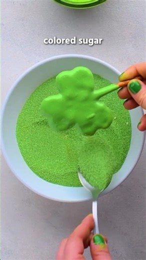 Top off your cupcakes with a lucky touch! 🍀💚