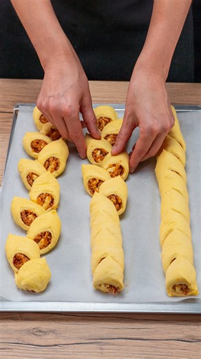 Dezert za 5 minut! Jen z listového těsta a jablíček Ingredience těsto: 600 g jablka: 400 g skořice : 2 g cukr: 20 g vejce: 1 ks Dodatečně červené jablko: 1 ks pomeranč: 30 g máta: 10 g tyčinky skořice: 2 ks med: 20 g čajový sáček: 1 ks | Chutný.TV