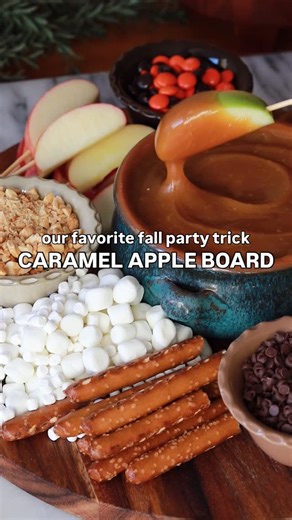 Evite on Instagram: "We can’t get enough of this easy and totally crowd-pleasing fall party snack! Here’s how to make your own Caramel Apple Bar: 1. Slice your apples and put each piece on a skewer for dipping. 2. Add caramel sauce to a bowl. 3. Surround your apples and caramel with all your favorite toppings. Save this post so you remember to give it a try! 🎥: @hannahjudithmakes"