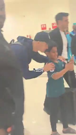 الأسطورة كريستيانو رونالدو في مطار نجران لحظة المغادرةيقابل هذا البطل الصغير و يصور معه …..#النصر_الاخدود | #دوري_روشن_السعودي