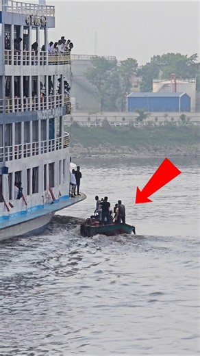 ট্রলার দিয়ে চলন্ত লঞ্চে উঠছে হকার। #launch #automobile #cargoconnect #travel #ship
