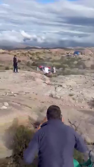 Accidente fatal en en rally de cordoba El piloto paraguayo Didier Arias perdió el control de su auto y choco contra el publicoUn hombre falleció Los otros 2 heridos (la mujer que se disloca el pie y su hija) estan fuera de peligro