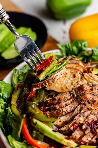 Chicken Fajita Salad is a recipe you'll use over and over again. Packed full of veggies and juicy, flavorful chicken. Ready in just 15 minutes! https://thestayathomechef.com/skinny-chicken-fajita-salad/ | The Stay At Home Chef