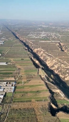 L’Afrique est en train de se séparer en deux ! 🌍💥 Dans la vallée du Rift, des fissures géantes apparaissent, des lacs s’alignent, et dans quelques millions d’années, un nouvel océan séparera le continent. 🌊 Découvrons ensemble la tectonique des plaques en temps réel ! 🔥 #afrique #géologie #africa #science #apprendre #cultureg #culturegénérale | La Minute Géographie