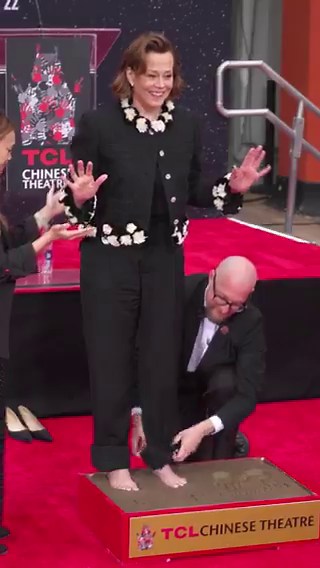 Feet first! 👣 Sigourney Weaver tried hard to keep still during her hand and footprint ceremony at Hollywood’s TCL Chinese Theatre, where the ‘Alien’ and ‘Mandalorian’ actress, 76, cemented her place in Hollywood history ✨📽️: Getty#alien #mandalorian #ghostbusters
