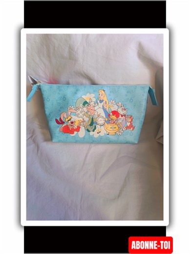 Pochette Similicuir L'étrange Noël de Monsieur Jack ou Alice au pays des merveilles Plongez dans l’univers fascinant de vos héros préférés avec cette élégante pochette en similicuir sous licence officielle Disney. Alliant style et praticité, cet accessoire est idéal pour les fans qui souhaitent ajouter une touche unique à leur look. Fabriquée en similicuir de haute qualité, cette pochette est à la fois résistante, élégante et facile à entretenir. Ses dimensions de 31 x 16 x 9 cm offrent suffisam