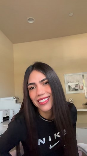 ✨ Hecho a mano con amor ✨ Aquí tienes un pequeño vistazo detrás de cámaras del proceso de creación de estas hermosas invitaciones hechas a mano para una de mis encantadoras clientas 💌 Cada detalle está diseñado y elaborado con cuidado para hacer que tus momentos especiales sean inolvidables. 🎀 ¿Buscas invitaciones personalizadas para tu evento? Envíame un mensaje — ¡me encantaría crear algo único especialmente para ti! 💕 #InvitacionesArtesanales #DiseñosPersonalizados #PapeleríaParaEventos #A