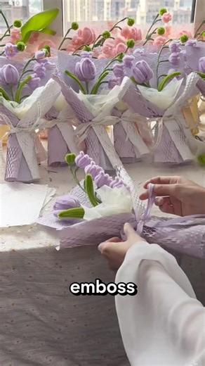 Jenis kertas bungkus bucket ada bermacam-macam varian. Mulai dari emboss, kertas tipis kayak tisu dan kertas honey comb. Simak video untuk varian macam kertas. Komen mau, untuk bahan murahnya. | Laila Homedecor