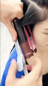 Curling iron with a textured comb, curls and combs simultaneously for super high efficiency. #Permin