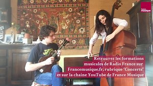Deux contrebassistes confinés avec une seule contrebasse ? Heureusement qu'il y a une mandoline pour jouer un peu de Bach. Merci à Lorraine Campet et Lucas Henri, contrebassistes à l'Orchestre Philharmonique de Radio France. | France Musique