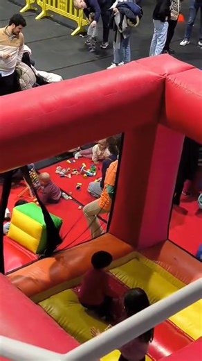 🙌 En marxa el Diver Tossa, el parc familiar de Nadal 🎉 Amb inflables, tallers, esports, jocs gegants, pintacares, patge reial, scalextric, escacs, cars i moltes activitats‼️ 🗓️ Fins al 4 de gener ⏰ De 16 a 20 h 📍 Pavelló Municipal d’Esports 💰 Preus: 1 dia: 5 € | 2 dies: 8 € | 3 dies: 10 € 🍪 Berenar inclòs, a càrrec de l’Associació d’Hostaleria de Tossa Àrea de Joventut - Ajuntament de Tossa de Mar | Ajuntament de Tossa de Mar