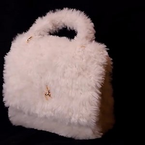 This fluffy rabbit bag has everything! | MetDaan DIY