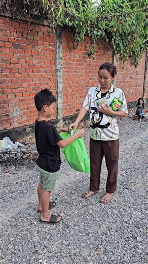 Helping a pragnant woman pick up her tings.#cutekids #parentingtips #kindness #shorts
