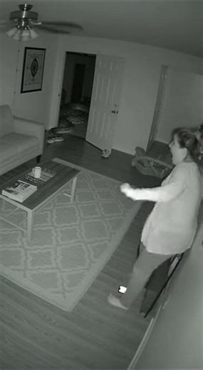 Snake Entering Home – Woman’s Reaction Is Terrifying 😱📈#SnakeAlert#CCTVScary#RealFootage#ViralReels