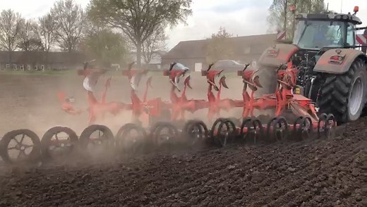 Jump in Holland 🇳🇱 with a nice video of a VARI MASTER L equipped with a DUOLINER. 😍 Save time and prepare a seedbed while ploughing with this integrated packer new as an equipment available in your nearest KUHN dealer! 💪 | KUHN