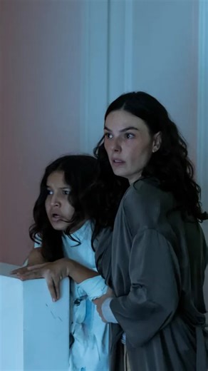 Telecine on Instagram: "Alguém falou filmaço nacional? 🇧🇷 Chegou o trailer de Quarto do Pânico, novo longa de Gabriela Amaral, com @isisvalverde e @mariannasantosoficial. No filme, mãe e filha descobrem que o perigo pode estar justamente onde deveriam estar seguras 🫣 O elenco ainda conta com Marco Pigossi, André Ramiro, Caco Ciocler e Leopoldo Pacheco. Estreia dia 13 de fevereiro, com exclusividade, no meu catálogo 🍿 Bora assistir?"