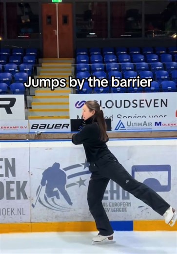 This video is for anyone who’s just starting single jumps on the ice. 🤩 And honestly… it can feel scary sometimes. I see it all the time as a coach, especially with skaters who start a bit later. The body can do it, but the mind is full of fear, doubt, and overthinking. That’s why I like to begin jump practice next to the barrier. Not because it’s easier. But because it helps you feel safer. When you don’t feel like you’re about to fall, you can finally focus on the important things: the take-o
