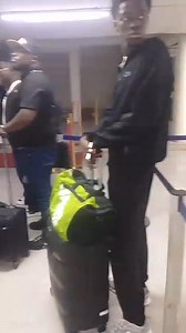 #ZBSNews Gulu linanso lomwe limayenera kukwera Malawi Airlines ku Blantyre kupita ku Lilongwe, lalephera kukwera ndegeyi masanawa, atauzidwa kuti yadzadza, ndipo m'malo mwake adzawakweza ina mawa 9 koloko m'mawa. Malingana ndi m'modzi mwa anthu omwe agwidwa njakata kamba ka izi, ati akuluakulu awauza kuti malo awo atengedwa ndi gulu lina lomwe m'mamawa linalephera kukwera ndegeyi, kamba koti inali yodzadza. "Ineyo zandikhudza kwambiri, sinakonzekere kudzagona ku Blantyre, chilichonse kunyumba nd